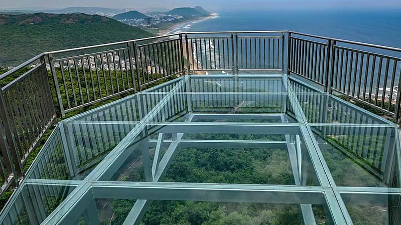 விசாகப்பட்டினத்தில் இந்தியாவின் மிக  நீளமான கண்ணாடி நடைபாலம் திறப்பு